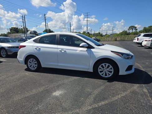 Used 2022 Hyundai Accent SE FWD image 2