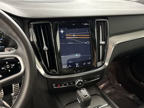 Used 2019 Volvo S60 T6 R-Design image 11