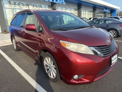 Used 2012 Toyota Sienna XLE image 3