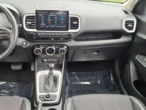 Used 2024 Hyundai Venue Limited FWD image 14
