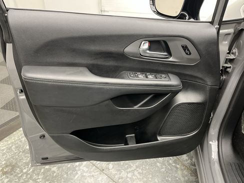 Used 2025 Chrysler Pacifica Select FWD image 7
