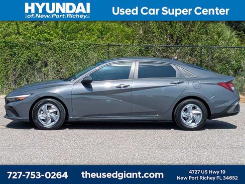 Certified 2024 Hyundai Elantra SE FWD image 2