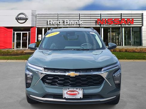 Used 2025 Chevrolet Trax LT FWD image 2