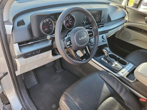 Used 2023 Kia Carnival LX image 3