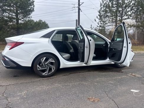 Certified 2024 Hyundai Elantra Limited image 20