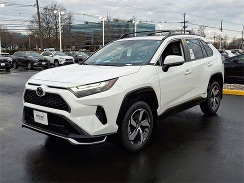 New 2025 Toyota RAV4 SE image 3
