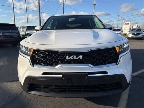 Used 2023 Kia Sorento LX image 2