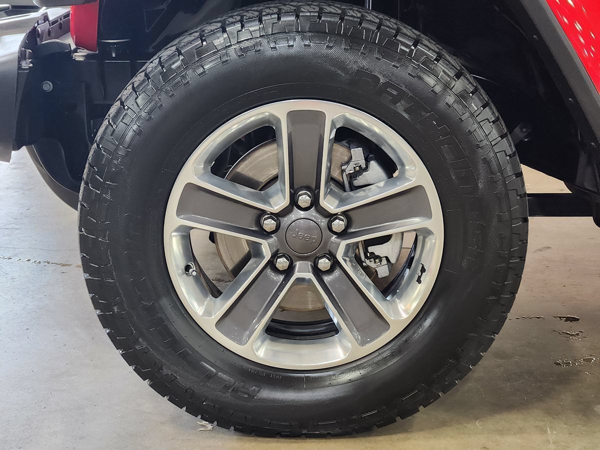 Used 2018 Jeep Wrangler Unlimited Sahara w/ Cold Weather Group AWD/4WD image 26