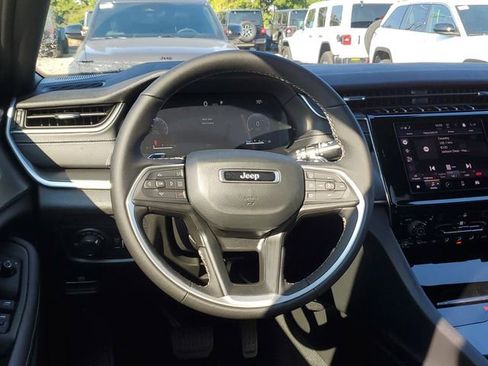 New 2025 Jeep Grand Cherokee L Altitude image 8