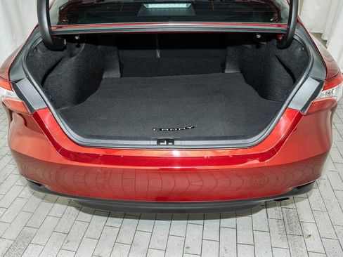 Used 2018 Toyota Camry XLE image 5