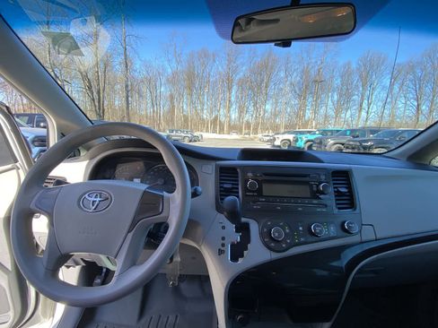 Used 2013 Toyota Sienna L image 26
