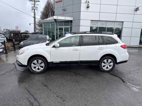 Used 2010 Subaru Outback 2.5i Limited image 9