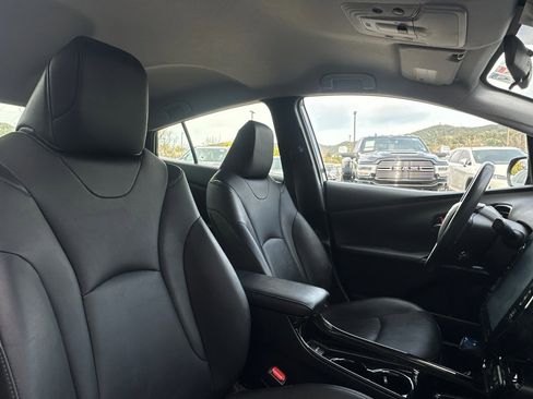 Used 2017 Toyota Prius Prime Premium image 31