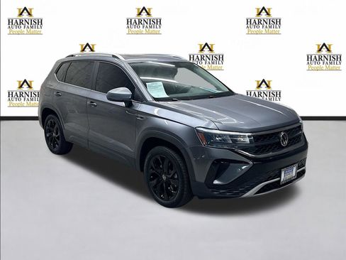 Used 2022 Volkswagen Taos SE w/ Panoramic Sunroof Package FWD image 3