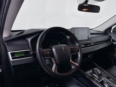 Used 2024 Mitsubishi Outlander SE image 9