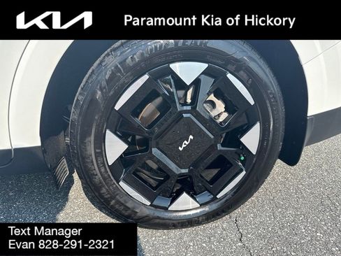 Used 2025 Kia Carnival EX FWD image 9