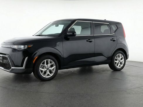 Used 2025 Kia Soul LX w/ LX Technology Package FWD image 3