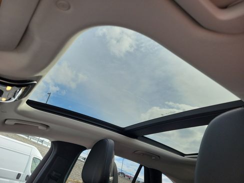 Used 2024 Mercedes-Benz GLC 300 4MATIC image 3