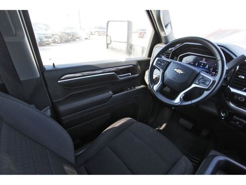 Used 2024 Chevrolet Silverado 2500 LT image 8