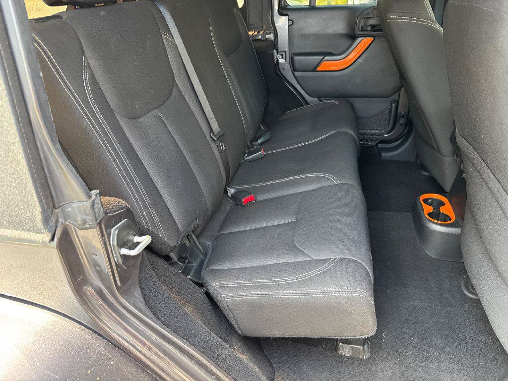 Used 2016 Jeep Wrangler Unlimited Sahara w/ Connectivity Group AWD/4WD image 15
