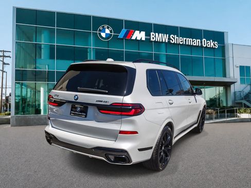 Used 2024 BMW X7 xDrive40i w/ M Sport Package AWD/4WD image 4