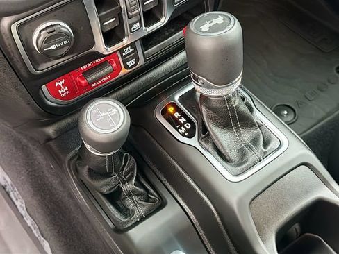 Used 2025 Jeep Wrangler Unlimited Rubicon AWD/4WD image 17