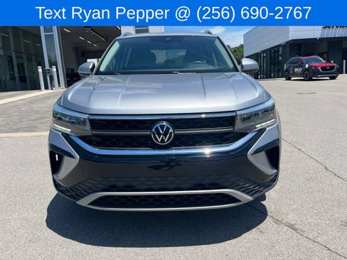 Used 2022 Volkswagen Taos SE w/ Driver Assistance Package FWD image 2