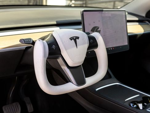Used 2021 Tesla Model Y Long Range AWD/4WD image 15