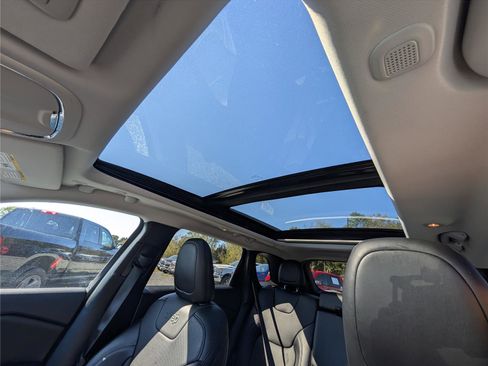 Used 2022 Jeep Cherokee Limited image 31