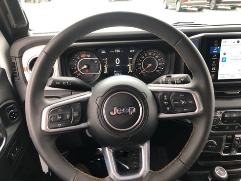 Used 2025 Jeep Wrangler Unlimited Sahara AWD/4WD image 8