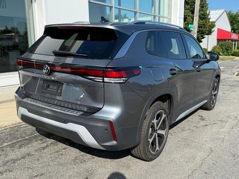 New 2025 Volkswagen Tiguan SE image 3