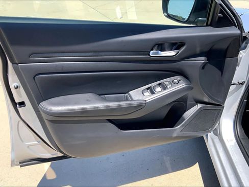 Used 2025 Nissan Altima 2.5 SV FWD image 21
