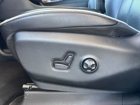 Used 2025 Chrysler Pacifica Limited image 19