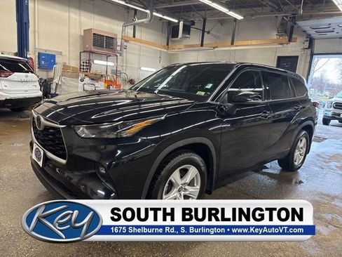Used 2022 Toyota Highlander LE image 1