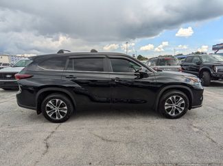 Used 2024 Toyota Highlander XLE FWD video 3