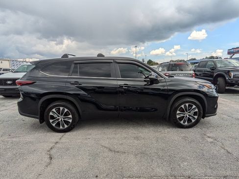 Used 2024 Toyota Highlander XLE FWD image 3
