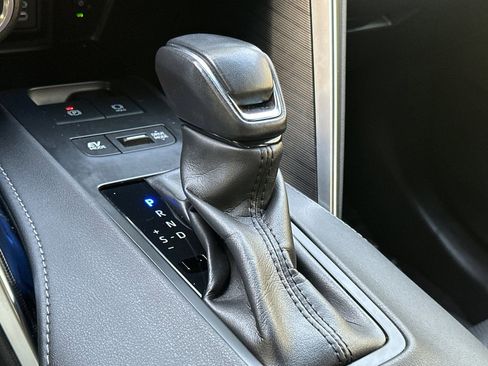 Used 2023 Toyota Venza Limited image 16