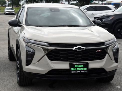 Used 2026 Chevrolet Trax RS w/ Sunroof Package FWD image 2