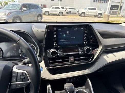 Used 2022 Toyota Highlander XLE AWD/4WD image 18
