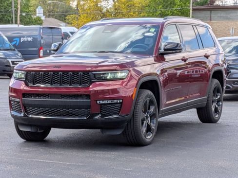 Used 2025 Jeep Grand Cherokee L Limited w/ Black Appearance Package AWD/4WD image 3