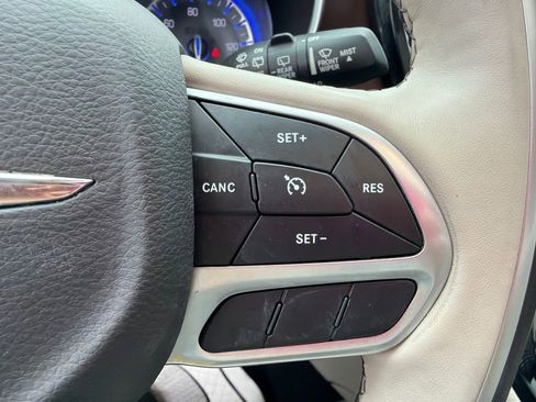 Used 2020 Chrysler Pacifica Limited FWD image 29