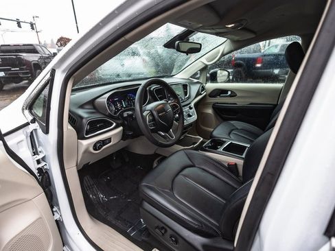 Used 2024 Chrysler Pacifica Touring-L FWD image 23
