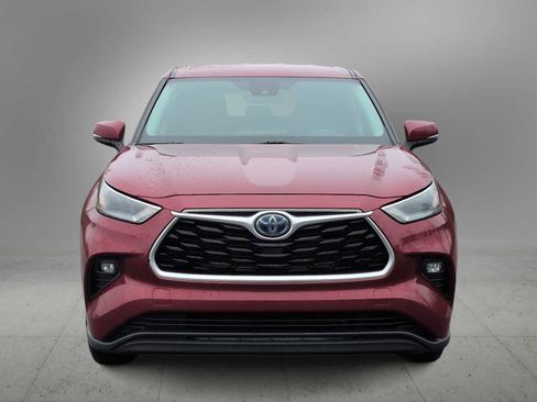 Used 2022 Toyota Highlander LE AWD/4WD image 3