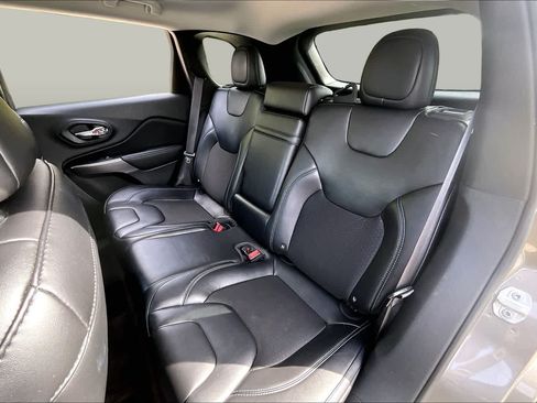 Used 2019 Jeep Cherokee Latitude Plus w/ Comfort/Convenience Group FWD image 19