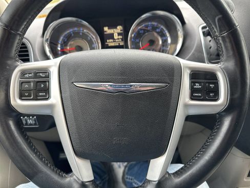 Used 2016 Chrysler Town & Country Touring w/ Driver Convenience Group image 19