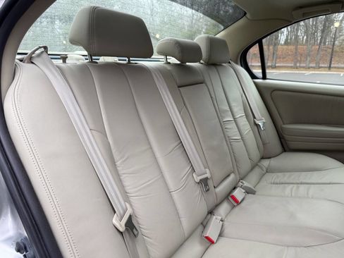 Used 2003 INFINITI I35 w/ Sunroof & Sunshade Pkg image 16