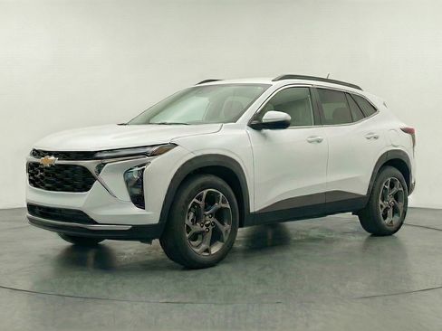 Used 2025 Chevrolet Trax LT w/ LT Convenience Package image 3