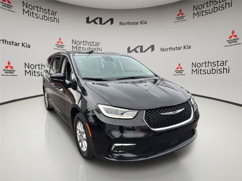 Used 2024 Chrysler Pacifica Touring-L FWD image 8