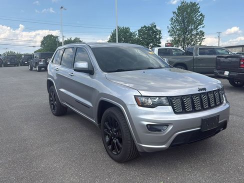 Used 2019 Jeep Grand Cherokee Altitude AWD/4WD image 8