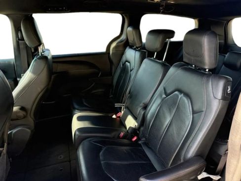 Used 2020 Chrysler Pacifica Touring-L FWD image 16